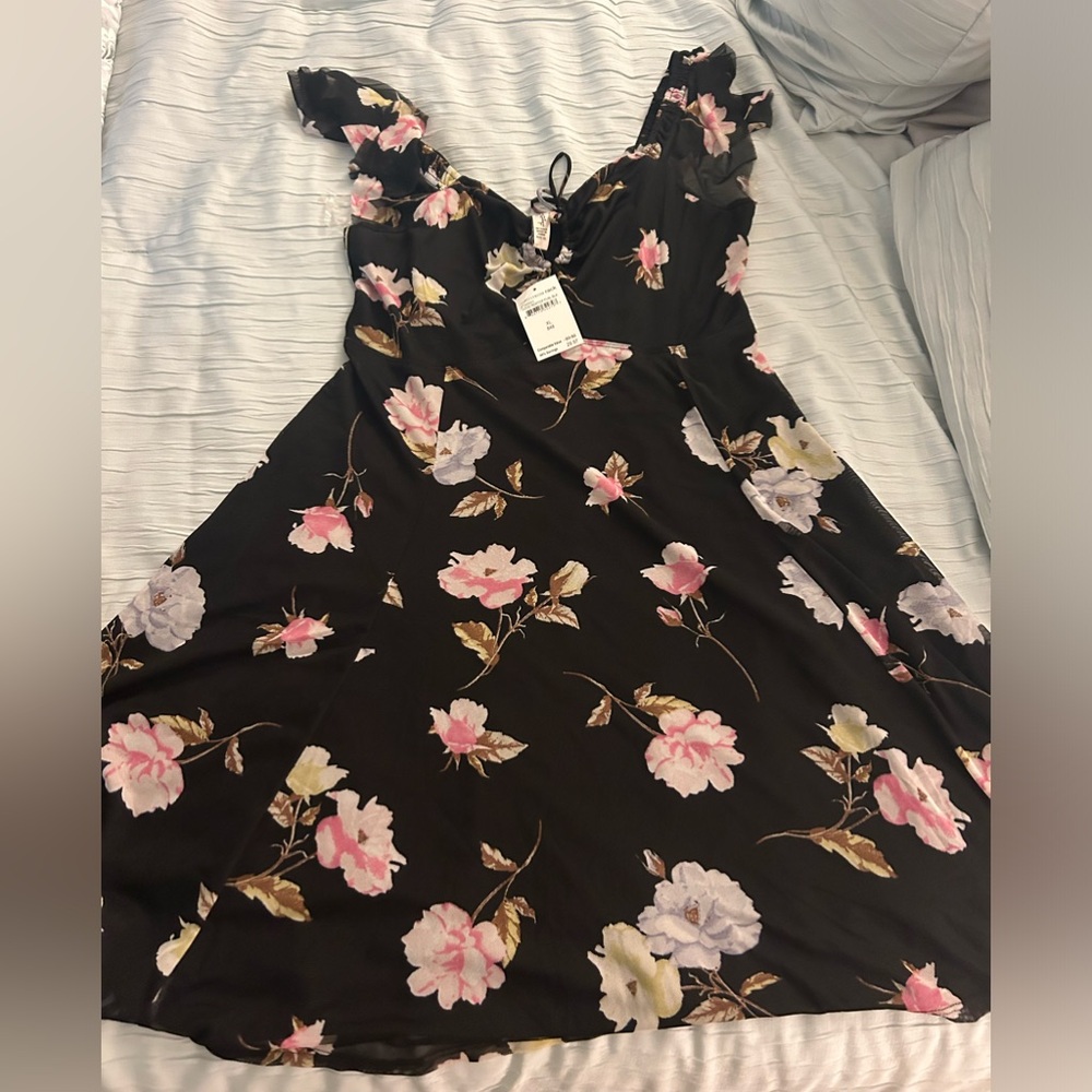 NWT XL Nordstrom Rack Black and pink floral flutter sleeve dress.